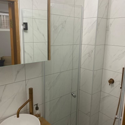 כיור עגול עם ברז נחושת, מקלחון זכוכית