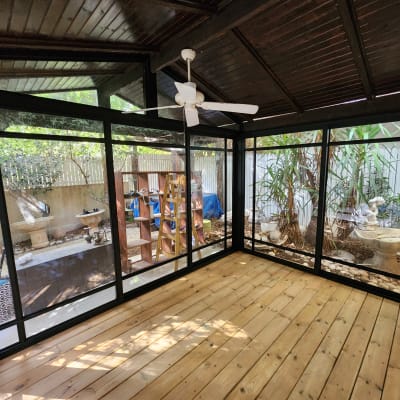 מסגרת אלומיניום לחלונות זכוכית בחדר סגור