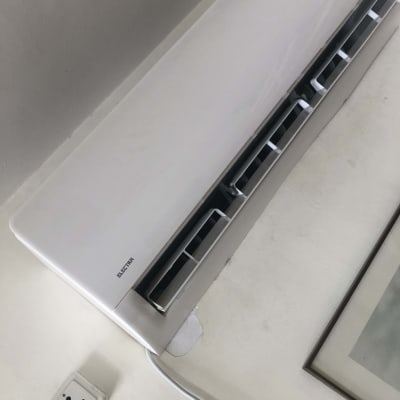 יחידת מיזוג אוויר מותקנת על קיר עם תצוגה דיגיטלית