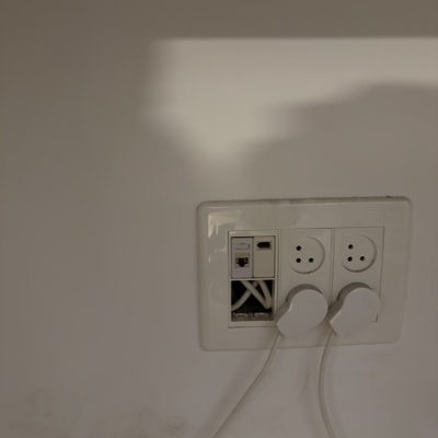 שקעי חשמל ותקשורת על קיר לבן