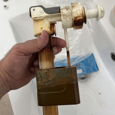 יד מחזיקה חלק פלסטיק חלוד של אסלה