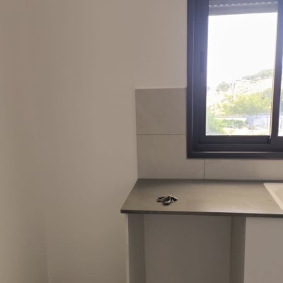 מטבח עם משטח שיש וחלון