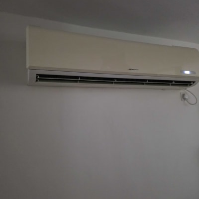 מזגן מותקן על קיר לבן בחדר