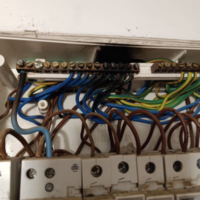 לוח חשמל עם חוטים צבעוניים ומפסקים