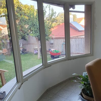 חלונות אלומיניום גדולים עם מסגרת בהירה