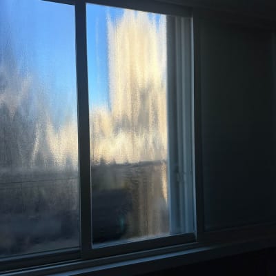 חלון זכוכית עם אדים ותצפית מטושטשת