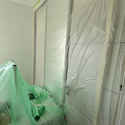 חדר מכוסה בניילון כהכנה לצביעה