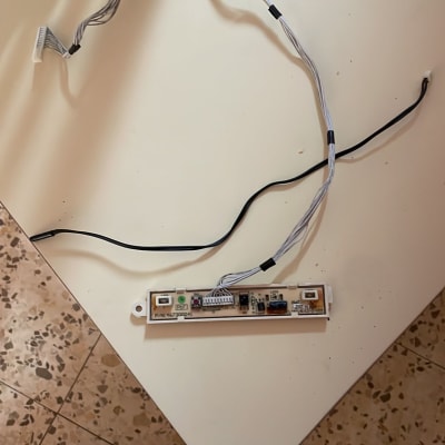 לוח בקרה עם חוטים למזגן על שולחן לבן