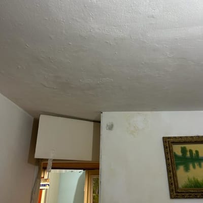 כתם רטיבות על תקרה וקיר פנימי