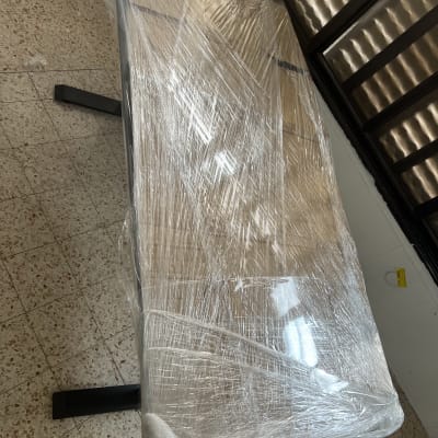 שולחן עטוף בניילון נצמד בחדר עם חלון