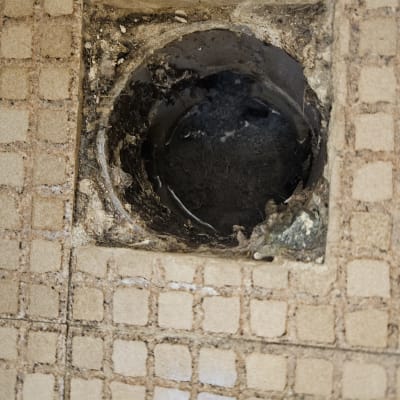 צינור חשוף בקיר עם אריחים