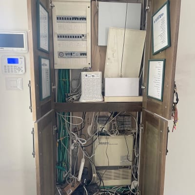 ארון תקשורת עם כבלים וציוד רשת