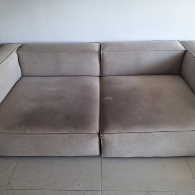 ספה עם כתמים לפני ניקוי