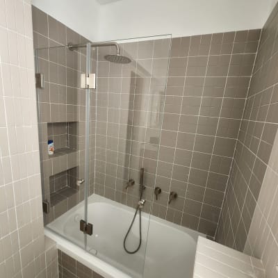 מקלחת עם דלת זכוכית וברזים מודרניים