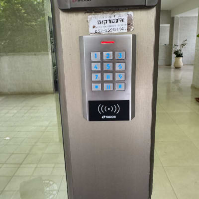 לוח מקשים של אינטרקום עם מספרים מוארים