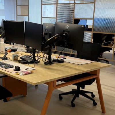 שולחן עם מחשבים