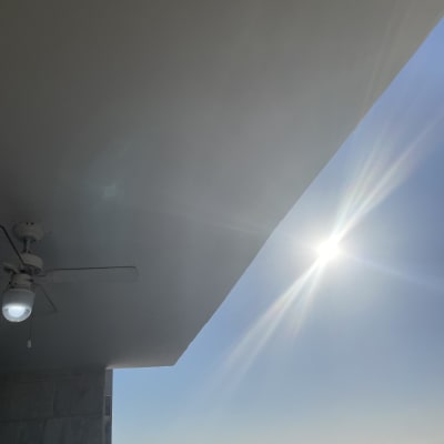 תקרת מרפסת צבועה עם מאוורר תקרה מול השמיים