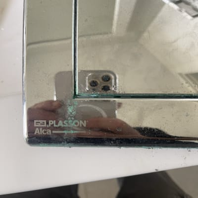 ברז מתכת עם כתמי חלודה ולוגו פלסאון