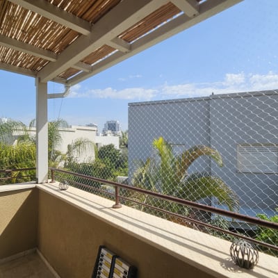 רשת הגנה על מרפסת למניעת כניסת יונים