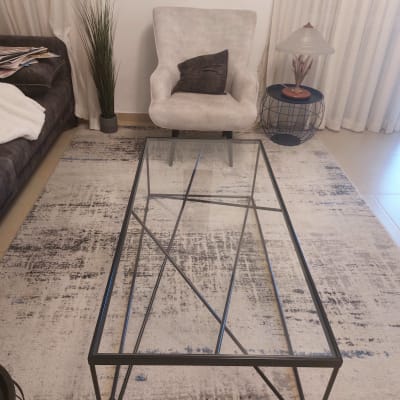 שולחן זכוכית מלבני עם מסגרת מתכת שחורה