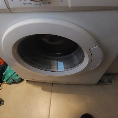 מכונת כביסה עם כפתורי שליטה ותצוגה