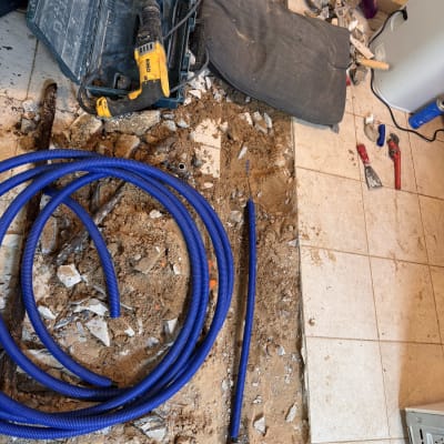 כלי עבודה וצינור כחול באתר עבודה של אינסטלציה