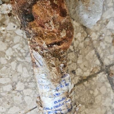 צינור חלוד עם עטיפה על רצפה