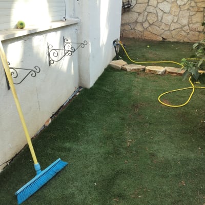 מטאטא ליד קיר עם סדקים אטומים