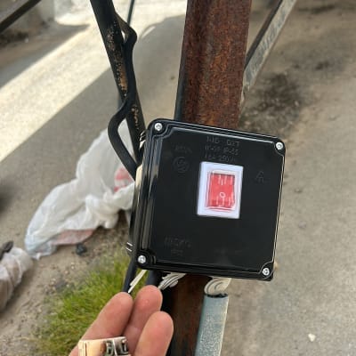 מתג חשמלי מותקן על עמוד מתכת חלוד