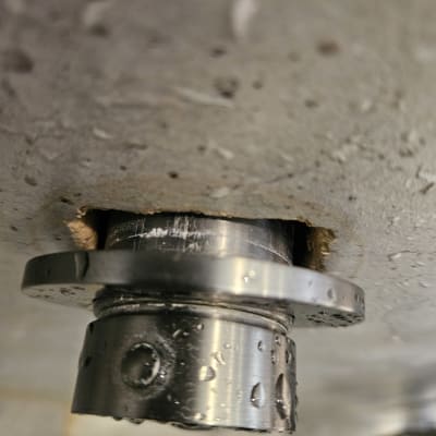 חלק מתכת עם טיפות מים, קשור לנזילות