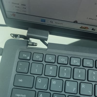 מחשב נייד דל עם מסך שבור ומקלדת