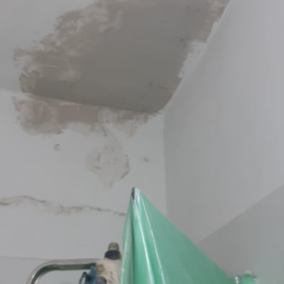 תיקון תקרה עם טיח ויריעות פלסטיק ירוקות