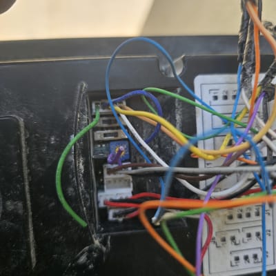 חוטים צבעוניים מחוברים למכשיר אלקטרוני