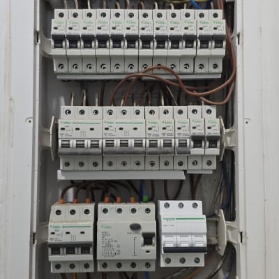 לוח חשמל עם מפסקים וחוטים צבעוניים
