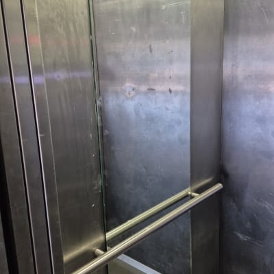 מראה ודפנות מתכת במעלית