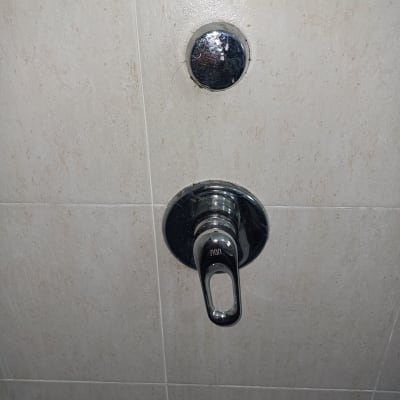 ברז מים כרום על קיר אריחים