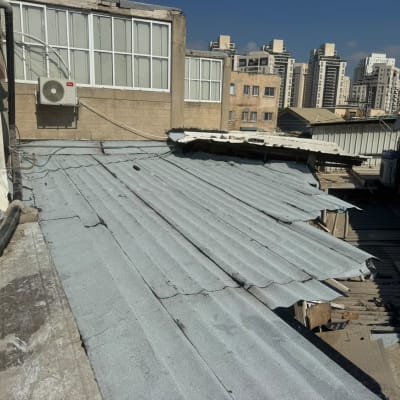 גג מתכת עם נזק בעיר