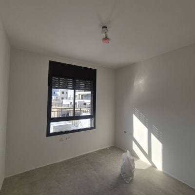 חדר צבוע עם חלון ותאורה טבעית