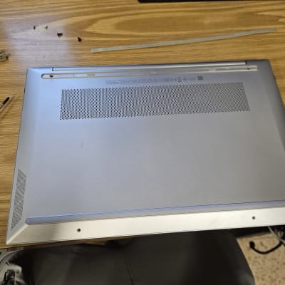 מחשב נייד עם מברג על שולחן עץ