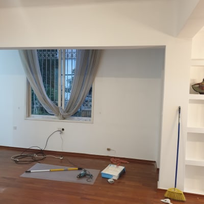 כלי צביעה על הרצפה, מגש צבע ומברשת