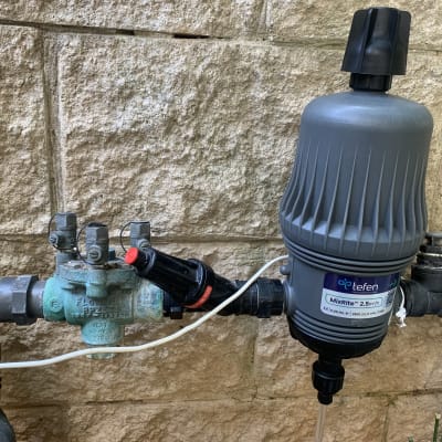 מערכת השקיה עם מיקסר דשן וצינורות פלסטיק