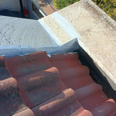 גג רעפים עם תיקוני איטום