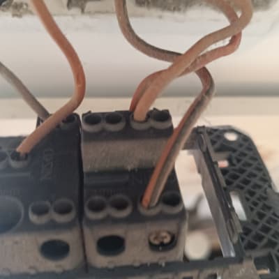 חוטי חשמל מחוברים למתג תריסים