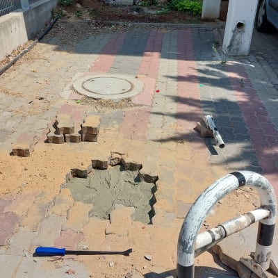 כלי עבודה על רצפת אבנים, תיקון מדרכה