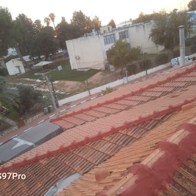 גג רעפים אדום עם קווים ישרים וברור