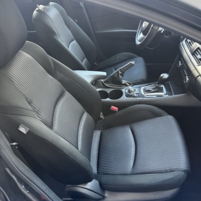 מושבי רכב נקיים לאחר ניקוי יסודי