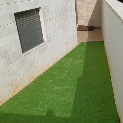 דשא סינתטי ליד קיר בניין