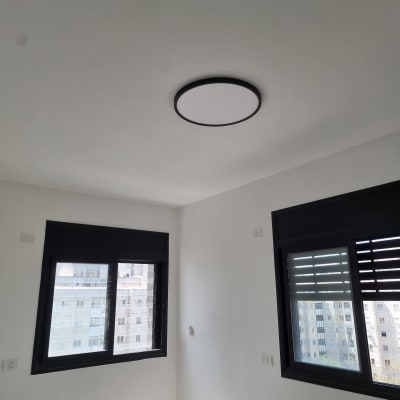 מנורת תקרה עגולה מותקנת בחדר