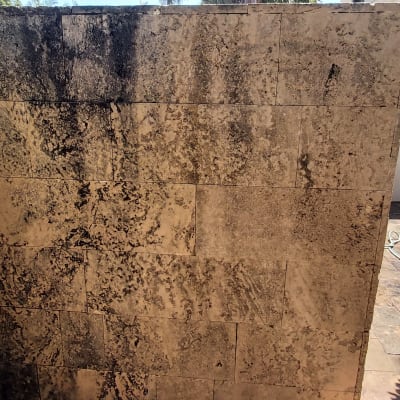 קיר מלוכלך עם צינור מים על הרצפה