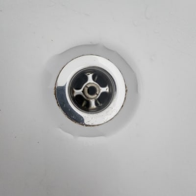 ניקוז מתכת בכיור עם סימני רטיבות